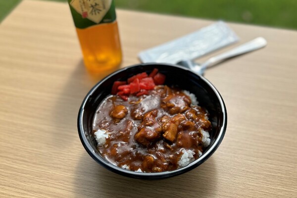 丼物（牛すじカレー）