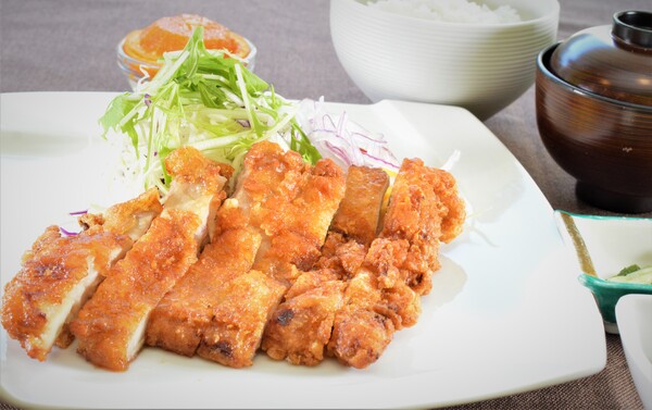   油淋鶏定食　　　　 　　　　　　　　　　　　　　　　　　　　　　　　　　　　　　　　(ご飯・味噌汁・香の物・デザート付き) 